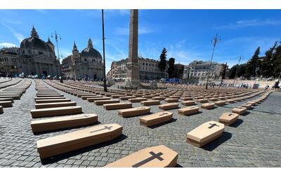 Piazza del Popolo, 1.040 bare quante le morti sul lavoro nel 2023. E Bombardieri (Uil) legge i nomi delle vittime