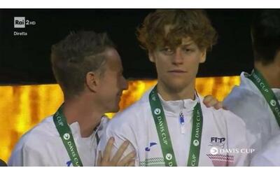 Pietrangeli sale sul podio della Coppa Davis e Sinner lo gela con lo sguardo