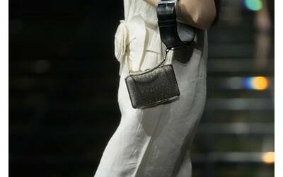 Prada Galleria, la borsa iconica riproposta appesa al braccio (con una cintura)