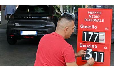 Prezzo della benzina ancora in calo, scende sotto 1,8 euro e tocca il nuovo...