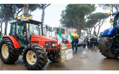 Protesta dei trattori: salta l'accordo con Lollobrigida, fiamme al presidio di via Nomentana. Traffico in tilt