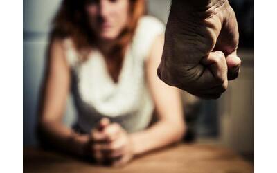 Quali sono i segnali di allarme che possono far presagire  comportamenti violenti del partner?