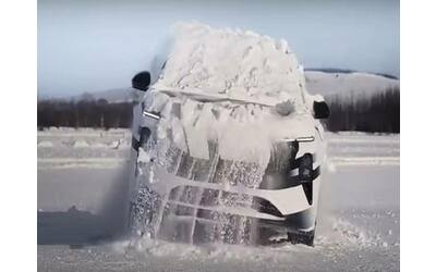 rivoluzione ecco l auto che si pulisce da sola dalla neve e salta si chiama nio et9 video