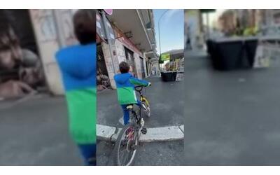 roma bambino attraversa sulle strisce auto a tutta velocit rischia di investirlo ecco il video choc