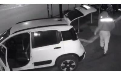 roma con la panda sale di notte sul marciapiedi e ruba i tavolini del bar ecco il video ladro in azione