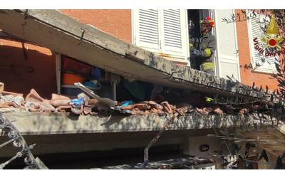 Roma, crolla il balcone di un palazzo a Pomezia: pensionata muore schiacciata