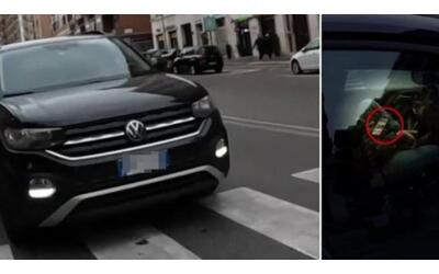 Roma: guida guardando il cellulare e con l'auto sfiora un pedone sulle strisce di via Tuscolana