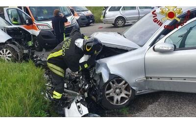 roma incidente stradale fra tre auto morta una bambina di 8 anni feriti altri due bimbi di 7 e 10 anni