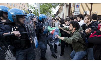 roma la protesta pro gaza degli studenti alla sapienza scontri con la polizia assalto ai commissariati due arresti