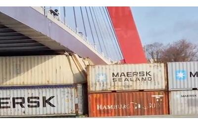 Rotterdam: la chiatta portacontainer resta incastrata sotto il ponte