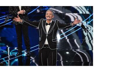 Sanremo 2024, la finale in diretta | Fiorello show, canta «Vecchio frac» e...