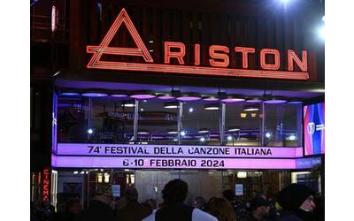 Sanremo 2024, la prima serata: cosa succede ora per ora, l’ordine di uscita dei cantanti, la scaletta e i blocchi