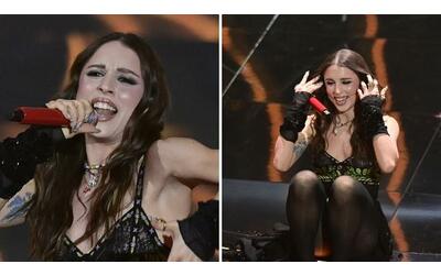 Sanremo, Angelina Mango cade sul palco mentre canta: «Scusate, sono un po’...