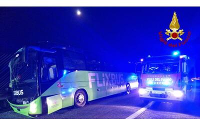 Schianto nella notte in A1 nel Modenese: coinvolto  un pullman Flixbus, ...