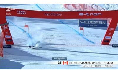 sci alpino in val d isere la caduta choc della canadese fleckenstein le urla di dolore