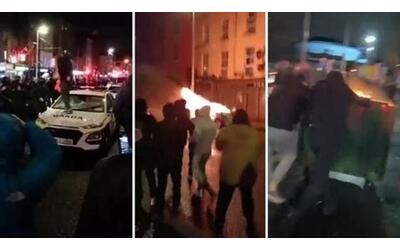 scontri tra manifestanti e polizia a dublino auto e bus dati alle fiamme
