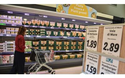Shrinkflation, biscotti, detersivi, yogurt: i prodotti con confezioni più leggere (ma allo stesso prezzo)