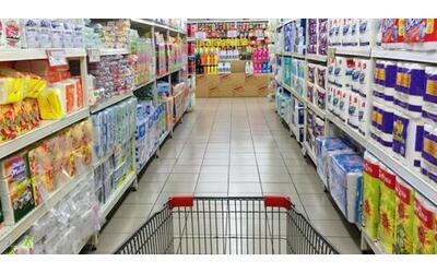 Shrinkflation, confezioni più piccole allo stesso prezzo: attenzione a questi alimenti