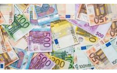 Si finge broker, truffa ex e cognata per 500mila euro: raggiro scoperto dopo una firma falsa su un assegno