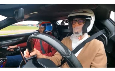 Sinner visita Maranello e guida una Ferrari: «La prima volta che vado in...
