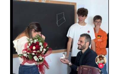 Sorpresa alla professoressa: il collega le fa la proposta di matrimonio in classe. Insieme agli studenti |Video
