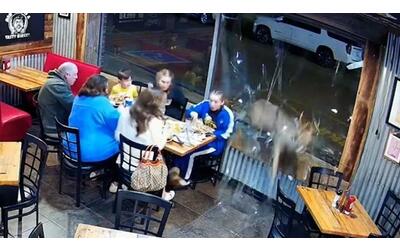 Stanno cenando tranquillamente al ristorante. Poi di colpo qualcosa sfonda la vetrata
