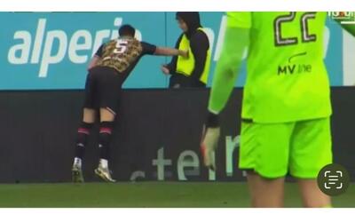 Sudtirol-Bari, giocatore pugliese colpisce al petto raccattapalle. Poi si...