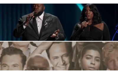 Sul palco degli Emmy Awards cantano la sigla di «Friends» per ricordare...