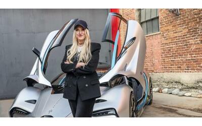 Supercar Blondie, l’influencer da 110 milioni di follower: «Metto all’asta auto da sogno». Il video dell’intervista