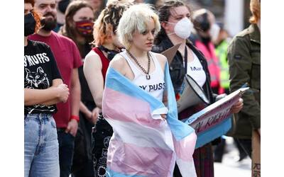 Svezia, si può cambiare genere già a 16 anni: sì alla legge che abbassa il limite di età