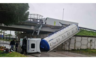 Tir sfonda il guardrail e vola giù dal cavalcavia: tragedia sfiorata sulla superstrada Brindisi-Lecce