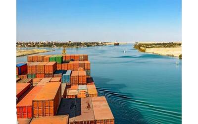 Traffico marittimo in crisi nei canali di Panama e Suez: a rischio forniture natalizie