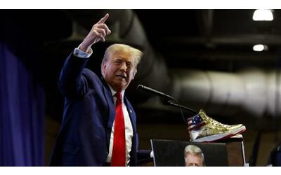 Trump presenta le sue sneaker dorate: sommerso da fischi e booo mentre parla
