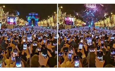Tutti con il cellulare alzato sugli Champs Elysées: così residenti e turisti hanno salutato il 2024