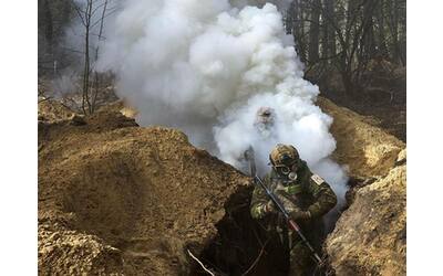Ucraina Russia, le notizie sulla guerra di oggi | Putin: «Pronti a inviare truppe al confine con la Finlandia». La Lituania lo accusa per il pestaggio del braccio destro di Navalny