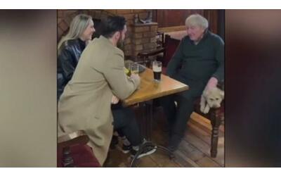 un anziano un cagnolino e un pub irlandese ecco lo spot di natale migliore dell anno