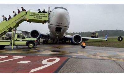 un boeing 737 max finisce fuori pista a houston l aereo adagiato sulla coda