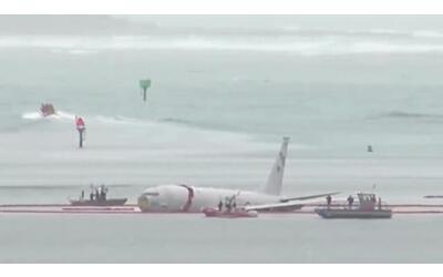 un jet della marina statunitense manca la pista di atterraggio e si schianta in spiaggia