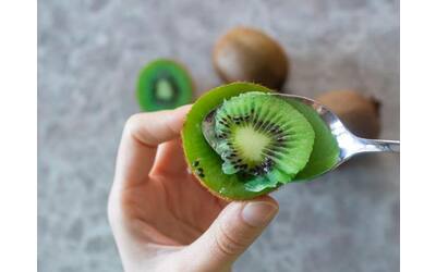 Un kiwi al giorno: aiuta  con la pressione, l’intestino  e rallenta l’invecchiamento