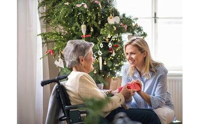 Un Natale sereno in casa per chi ha l’Alzheimer: ecco i dieci consigli utili