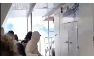 Un'onda gigante travolge il traghetto: paura tra i passeggeri a Lanzarote