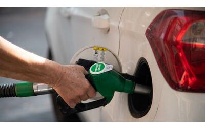 Un pieno di benzina costa già 5 euro in più rispetto a inizio anno:...