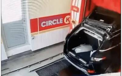 Una Range Rover finisce in pezzi entrando in un autolavaggio a rulli: il video incredibile