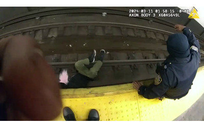 uomo cade sui binari della metro la polizia lo salva in meno di un minuto