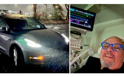 Uomo colpito da infarto e crisi glicemica salvato dalla sua Tesla: con la guida autonoma lo porta al pronto soccorso