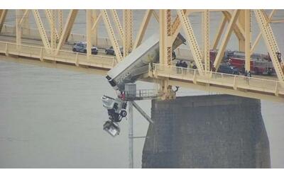 Usa: il semirimorchio penzola dal ponte, guidatore salvato in extremis