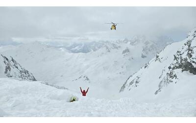 Valanga a Valfurva, travolti due scialpinisti: uno si libera dalla neve e dà...