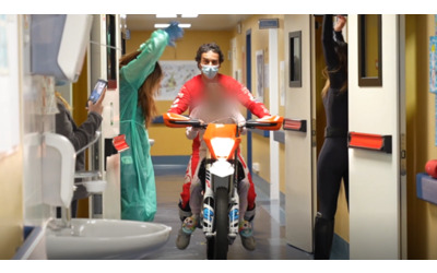 Vanni Oddera motociclista freestyle nelle corsie dell’ospedale: «Così regalo un sorriso ai bimbi malati»