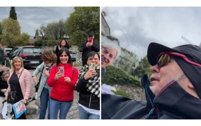 Vasco Rossi sul Garda tra autografi e selfie con i fan, poi la battuta: «Niente video, sono astemio»