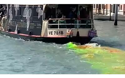 venezia il canal grande si colora di rosso e verde fermati due ambientalisti francesi